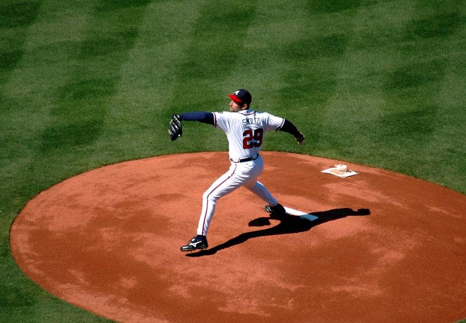 MLB pitcher forbereder seg på å kaste hjem.