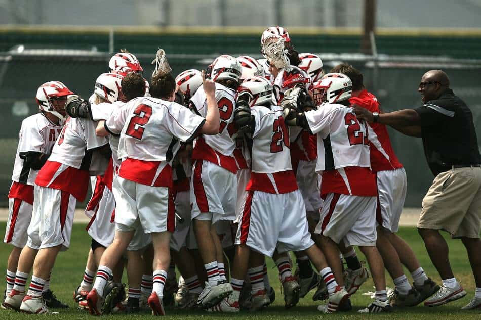 El equipo de Lacrosse celebra.