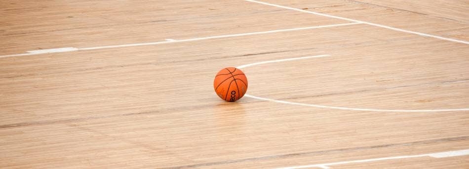 Basketball liegt im Schlüssel auf einem Basketballplatz.