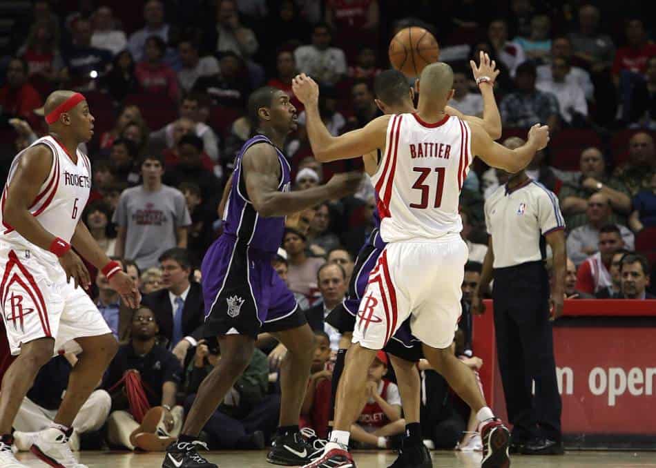 hráči Sacramento Kings a Houston Rockets bojují o míč.